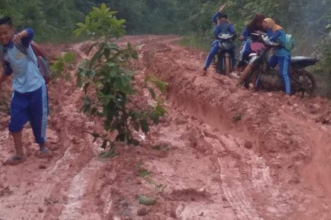 Setiap Hari Anak Sekolah di Desa Ini Berjuang Melawan Lumpur