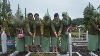 Persit Kartika Chandra Kirana Rem 071 Ziarah ke Makam Pahlawan