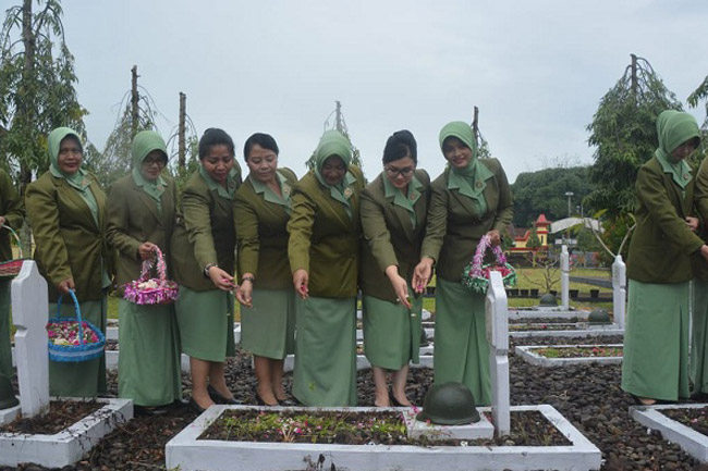 Persit Kartika Chandra Kirana Rem 071 Ziarah ke Makam Pahlawan