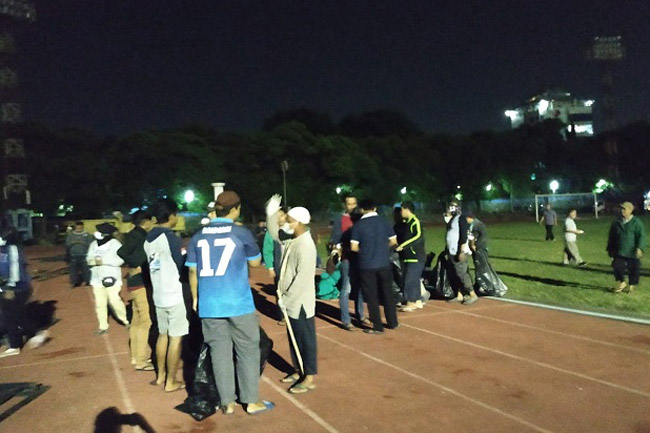 Pendukung Prabowo Sapu Sampah Jokowi di Stadion Sriwedari