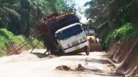 Truk PT Musi Hutan Persada Diduga Over Load, Jalan Simpang Raja Rusak