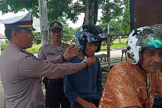 Sat Lantas Polres Muna Gelar Operasi Simpatik dan Pembagian Helm