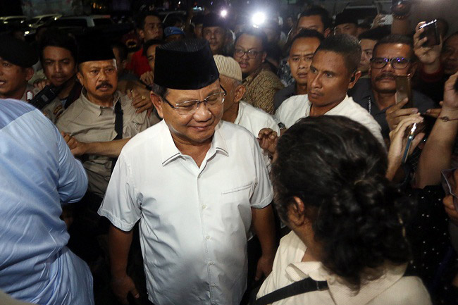 Bawakan Nasi Padang, Prabowo Tak Diizinkan Jenguk Eggi dan Lieus