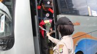 Mayday, Polwan Polres Metro Jakbar Bagikan Bunga di Trafick Light Slipi