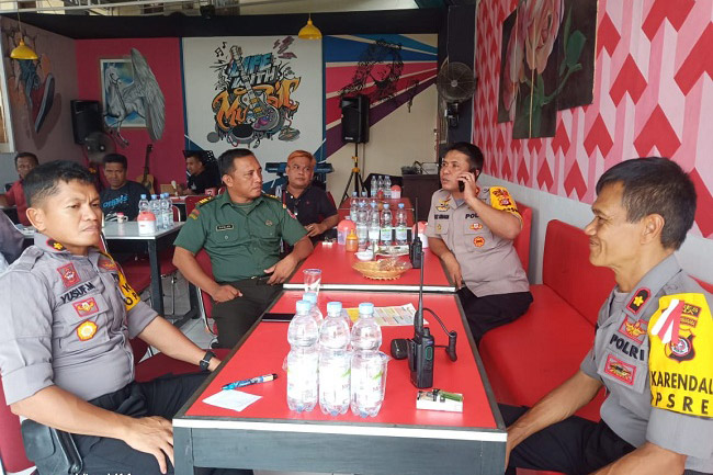 TNI Usai Pleno KPU Muna, Kapolres Muna Gelar Santap Siang Bersama