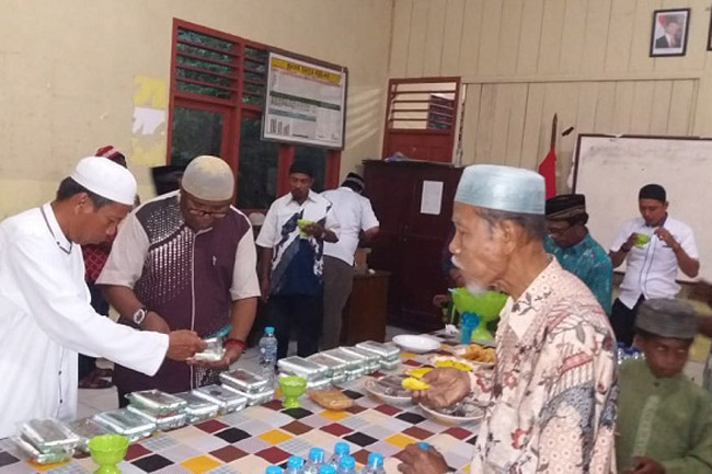 Warga Imekko Gelar Bukber Bareng Bupati Sorong Selatan