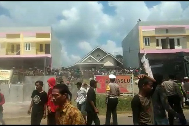 Unjuk Rasa di PALI Berujung Ricuh, Puluhan Aparat Terluka