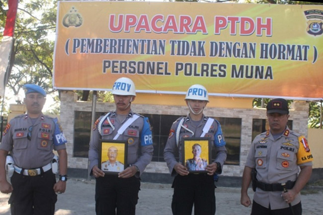 Upacara Dua Anggota Polres Muna Diberhentikan Dengan Tidak Hormat