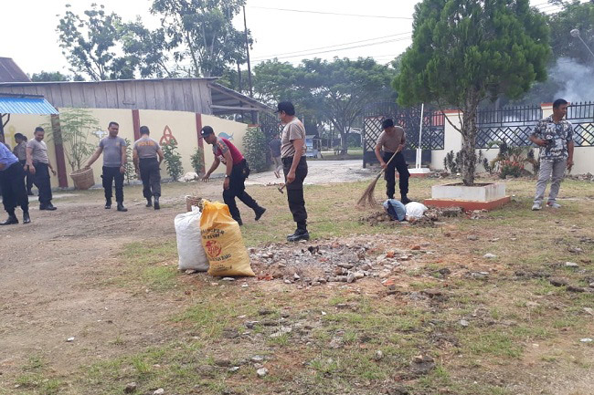 SUARAMERDEKA.ID - Mmenyambut hari ulang tahun Bhayangkara yang ke ke-73, Polres Muna bersama jajarannya menggelar tiga kegiatan sosial sekaligus. Dalam sehari. Jalan