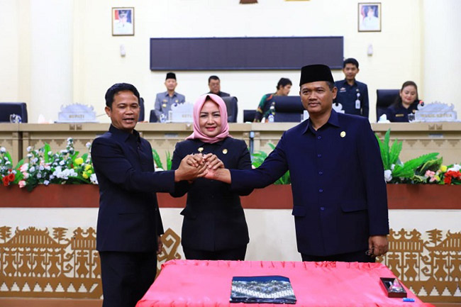 Bupati Tulangbawang Hadiri Rapat Paripurna Pengesahan RAPDP