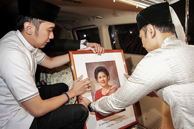 Rakyat Pertanyakan Kematian Bu Ani? Apa benar Bu Ani Yudhouono meninggal? Oleh: Muslim Arbi