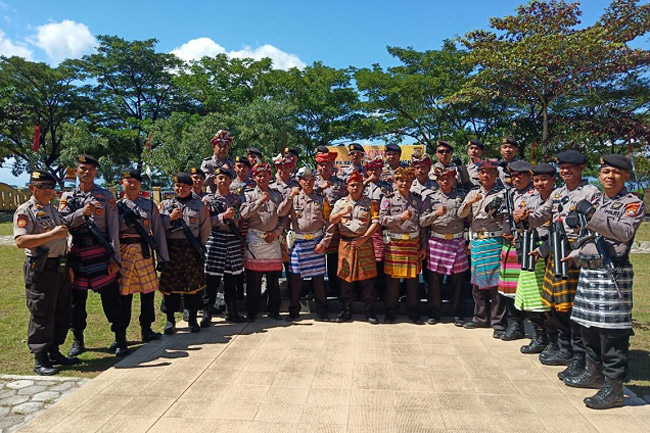 Anggota Polres Muna Ikut Karnaval, Siap Amankan HUT Muna