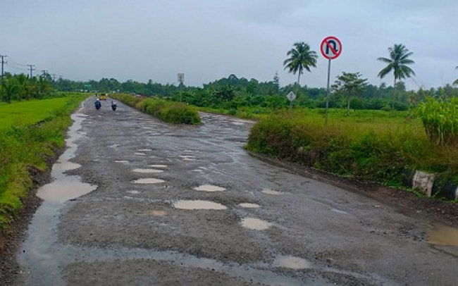 Jalan Kawasan Ekonomi Khusus Kabupaten Sorong Rusak Parah