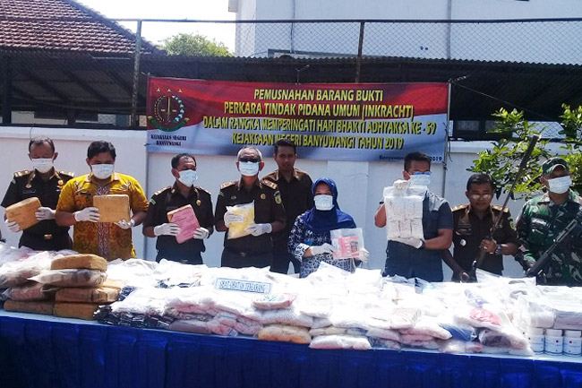 HBA, Kejari Banyuwangi Lakukan Pemusnahan Barang Bukti