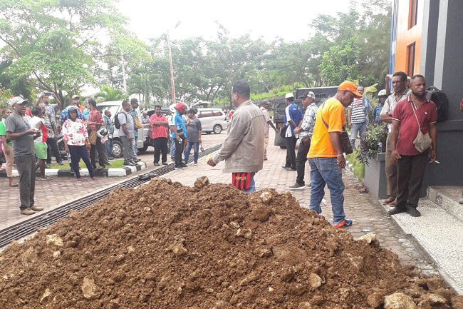 Pengusaha OAP Lakukan Aksi Pemalangan Kantor Bappeda Papua Barat