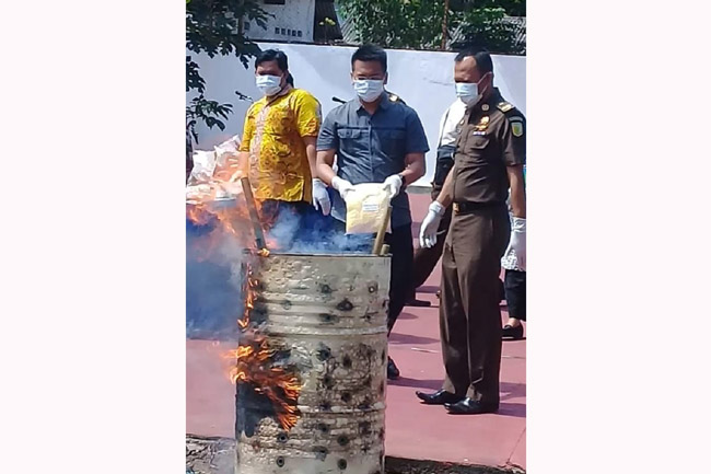Peringati HBA, Kejari Banyuwangi Lakukan Pemusnahan Barang Bukti