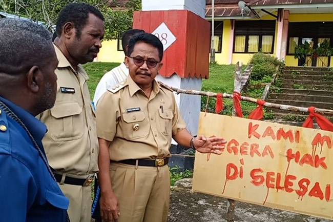 Wakil Bupati Sorong Buka Palang Masyarakat Adat Suku Moi