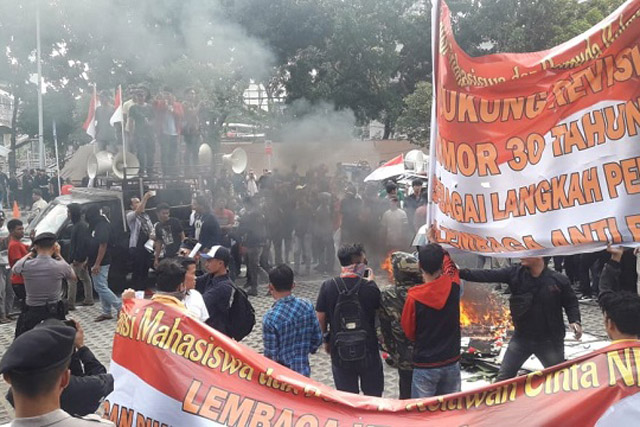 Aksi Himpunan Aktifis Milenial Indonesia Dukung Revisi Berakhir Ricuh