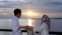 Presiden Jokowi dan Ibu Iriana Nikmati Senja di Kaimana