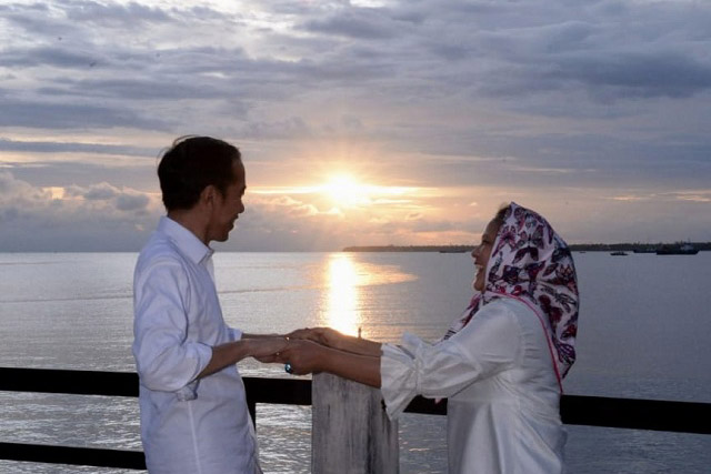 Presiden Jokowi dan Ibu Iriana Nikmati Senja di Kaimana