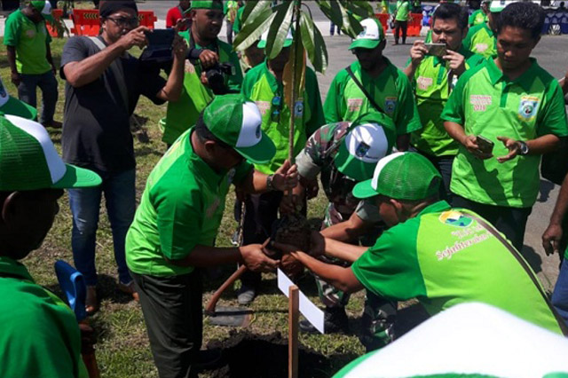 Suka Harjono Pimpin Acara Hari Menanam Pohon Nasional di Sorong