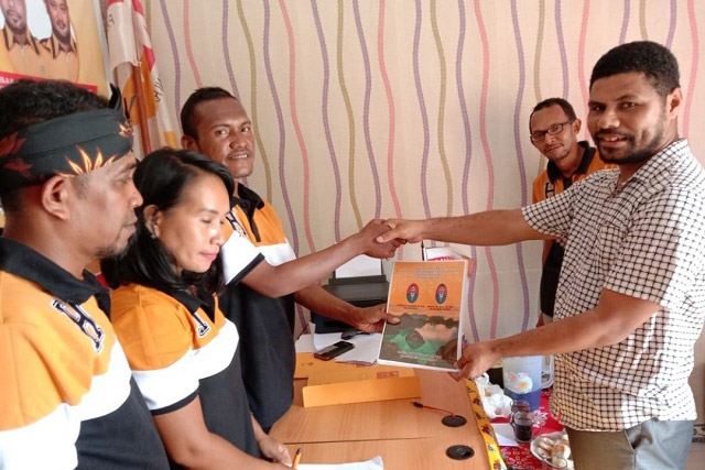 Pasangan Ceria Resmi Daftar Pilbup Raja Ampat Melalui Partai Hanura