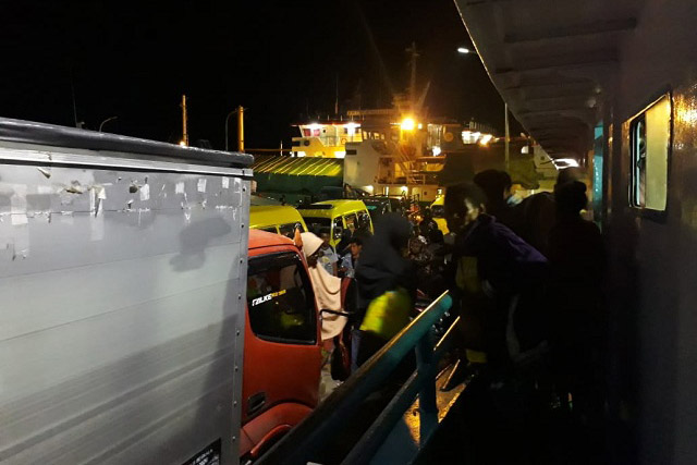 Menjelang Natal Tahun Baru, Penumpang KM Fajar Baru 8 Membludak