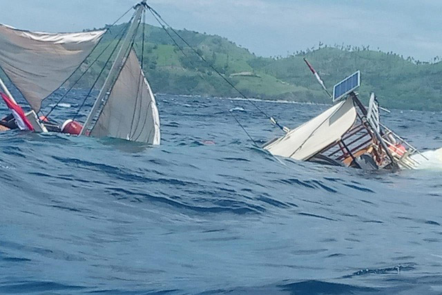 Kapal Yang Ditumpangi Wartawan Istana di Labuan Bajo Terbalik