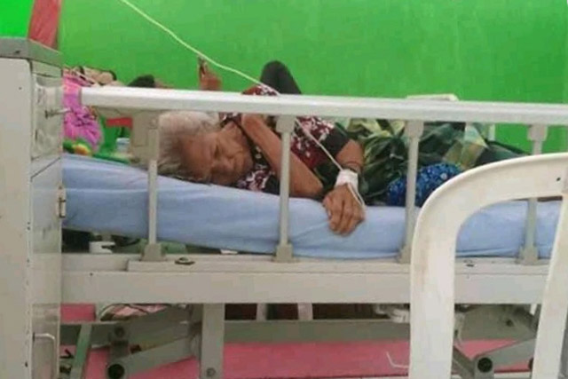 Diduga Pegawai RSUD Namlea Lebih Fokus Lihat HP Daripada Pasien