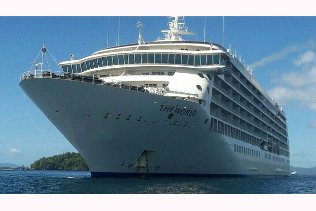 Kapal Mewah Asal Bahama MV The World Sandar di Raja Ampat