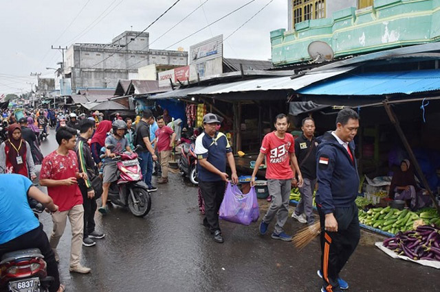 Pemkab Kapuas Jumat Bersih di Kawasan Pasar Blok R