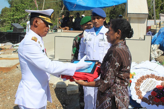 Personel Yonmarhanlan X Upacara Pemakaman Militer Alm Mayor Laut (PM) Marthen L Aronggear