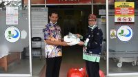 Dukung Tenaga Medis, Dinas Pertanian Kapuas Serahkan APD ke RSUD