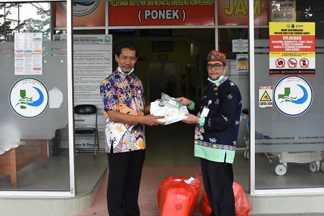 Dukung Tenaga Medis, Dinas Pertanian Kapuas Serahkan APD ke RSUD