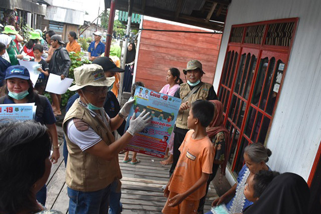 Ben Brahim Berikan Masker dan Vitamin Gratis ke Warga Kapuas
