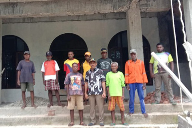 Anggota DPRD Raja Ampat Kunjungi Pembangunan Gereja Biga
