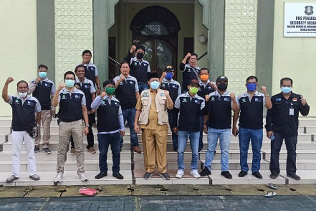 Pemda Kapuas Bagikan Baju dan Topi Kepada Wartawan