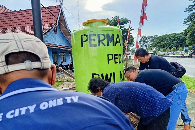 Pemilik Hotel Permata Inn Sumbangkan Tempat Cuci Tangan ke PWI Kapuas