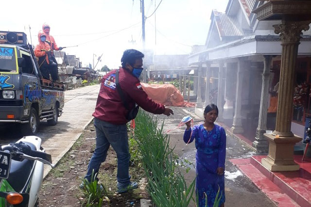 Pemdes Pandansari Gelar Penyemprotan Disinfektan dan Bagi Masker
