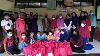 Peduli Covid-19, Kompak-UMJ Berbagi di Panti Asuhan Amal Wanita Ciputat