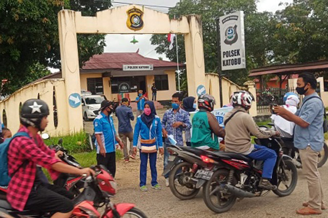 Kapolres Muna Turut Serta Berbagi Nasi Ikan