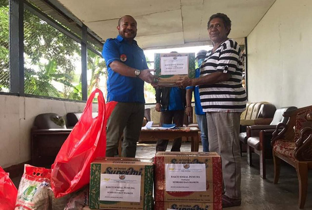 DPD KNPI Kota Sorong Berbagi Sembako dan Masker ke Dua Panti Asuhan