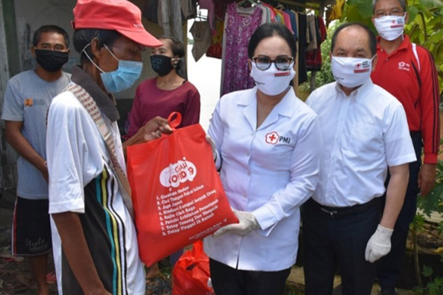 Ary Egahni Salurkan Bantuan PMI Secara Door to Door