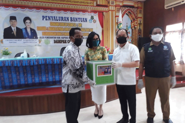 Bupati Kapuas Salurkan Bantuan ke Siswa dan Tenaga Pendidik