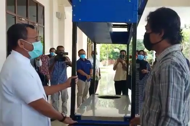 Ramly Ibrahim Umasugi Serahkan 25 Gerobak Bakso ke Pedagang Buru