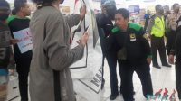 Gerakan Pemuda Islam Sweeping Produk Perancis di Indomaret