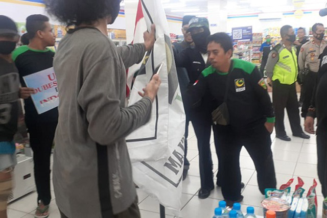Gerakan Pemuda Islam Sweeping Produk Perancis di Indomaret