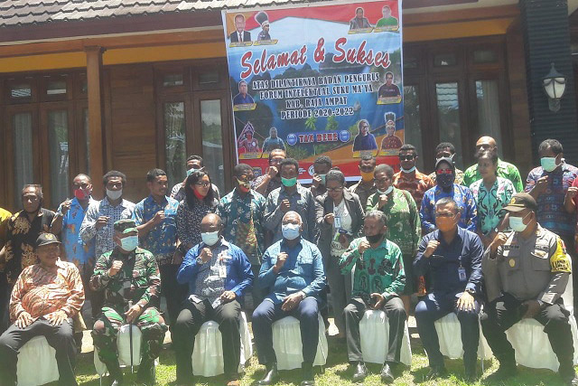 Gubernur Papua Barat Hadiri Pelantikan Badan Pengurus Forum Intelektual Suku Maya Raja Ampat