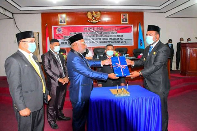 Pemda dan DPRD Raja Ampat Tandatangani Perda APBD TA 2021