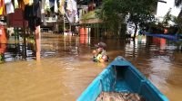 Babinsa Sinar Baru Monitor Desa Binaan Yang Terendam Banjir